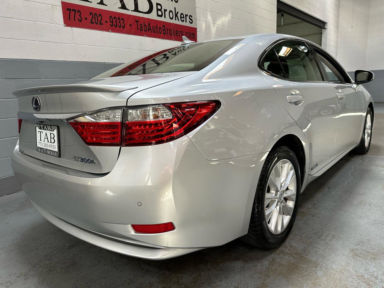 Used 2013 Lexus ES 300h w/ Luxury Pkg FWD image 3