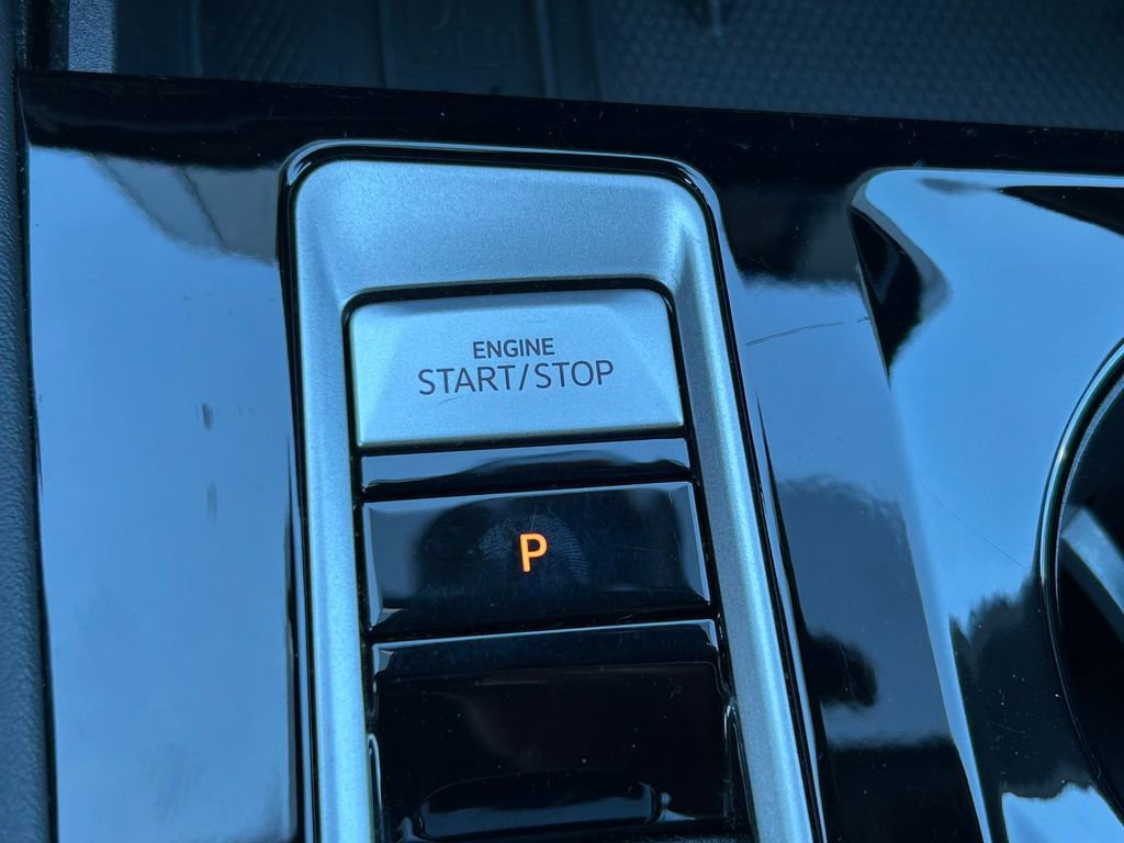 Used 2025 Volkswagen Atlas Cross Sport SE image 32