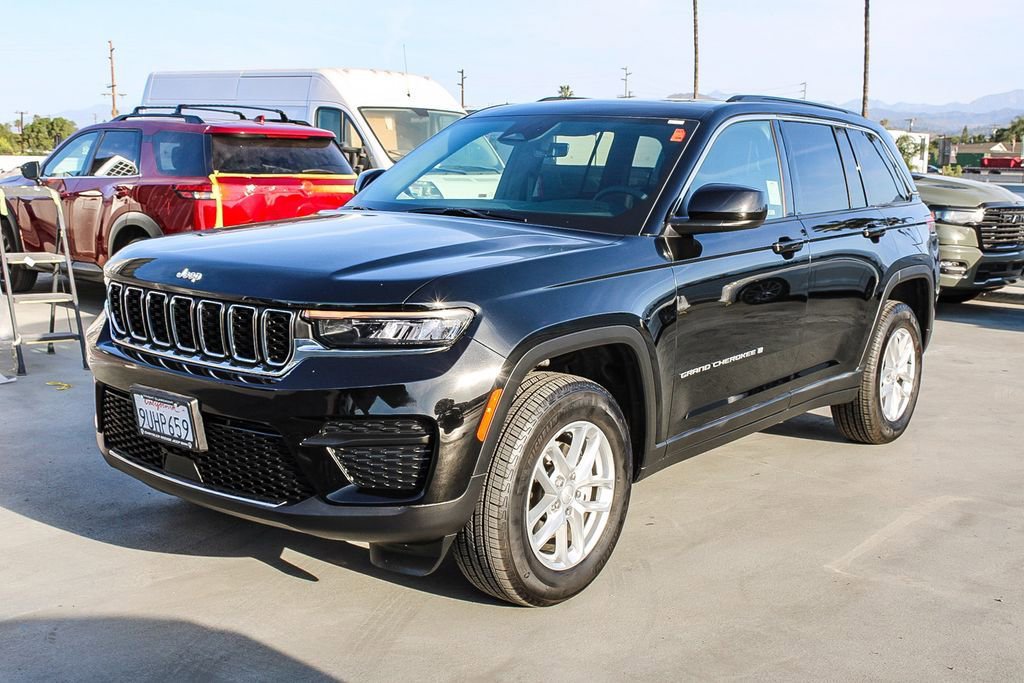 Used 2025 Jeep Grand Cherokee Laredo X AWD/4WD image 4