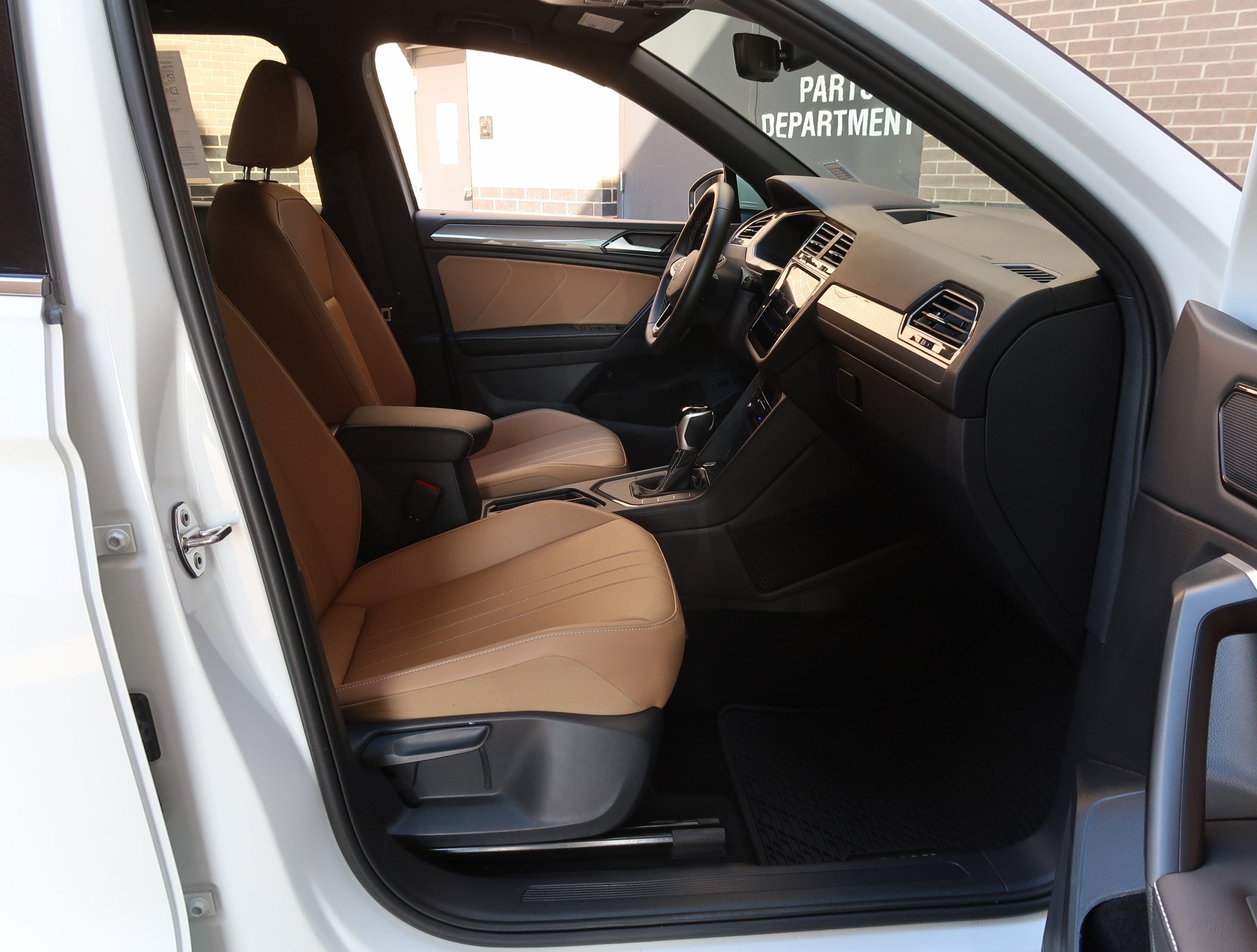 Used 2024 Volkswagen Tiguan SE FWD image 40