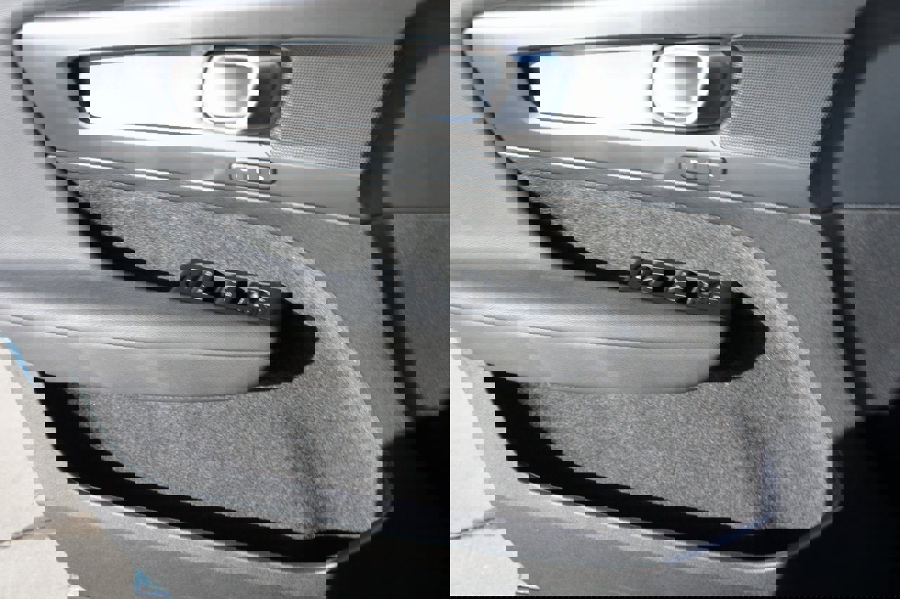 Certified 2025 Volvo XC40 B5 Plus image 24