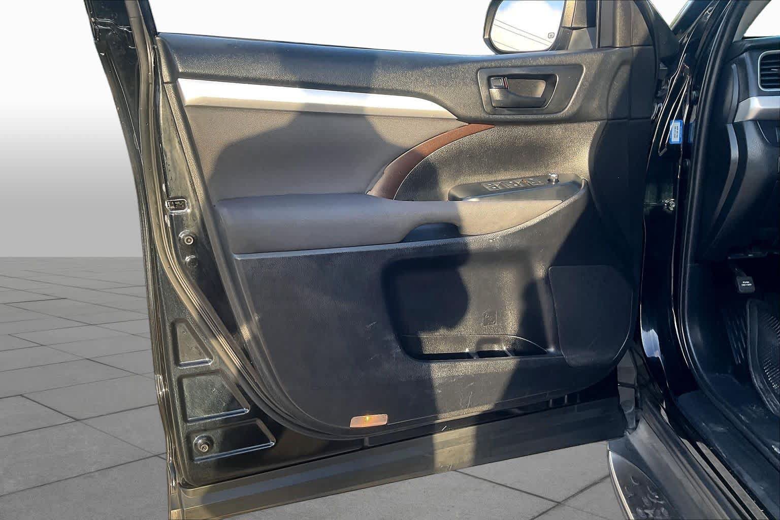 Used 2019 Toyota Highlander LE FWD image 21