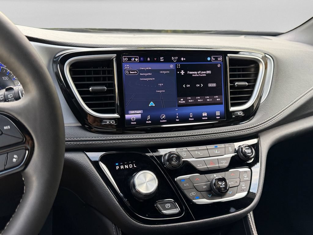 Certified 2025 Chrysler Pacifica Limited FWD image 14
