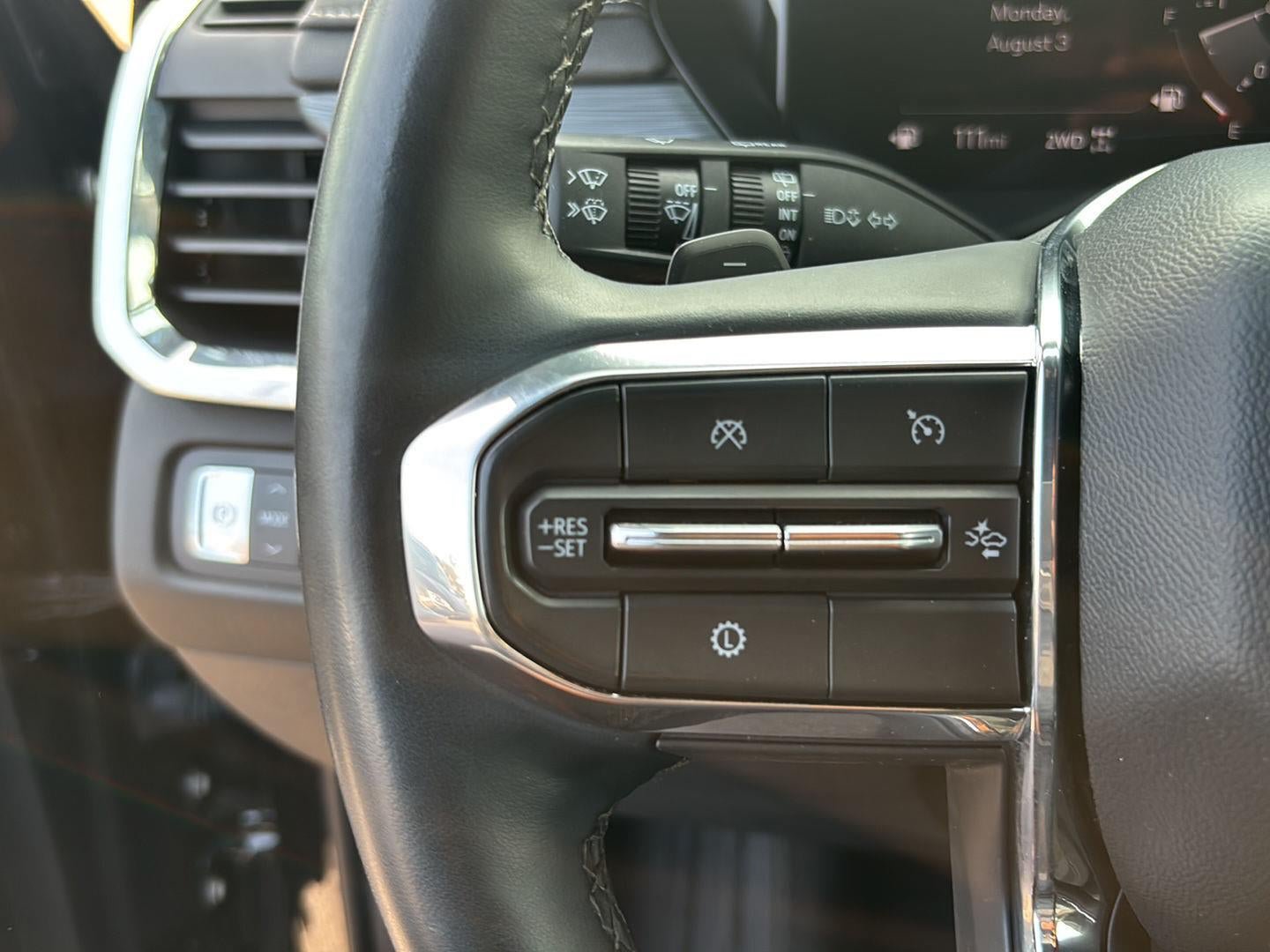 Used 2025 GMC Acadia Elevation AWD/4WD image 13