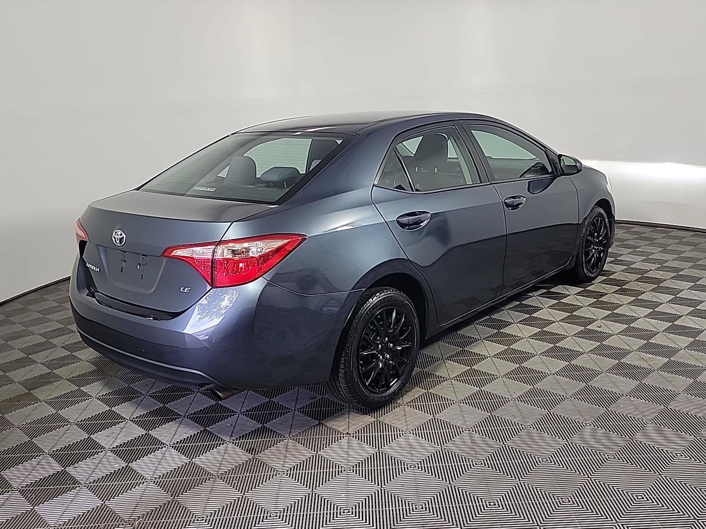 Used 2019 Toyota Corolla LE w/ Carpet Mat Package (TMS) FWD image 4