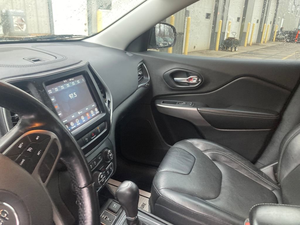 Used 2021 Jeep Cherokee Latitude Lux w/ Comfort/Convenience Group image 16