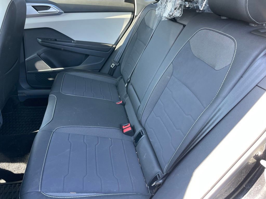 Certified 2025 Volkswagen Taos SE w/ Panoramic Sunroof Package image 7