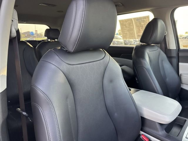 Used 2023 Kia Carnival LX image 27