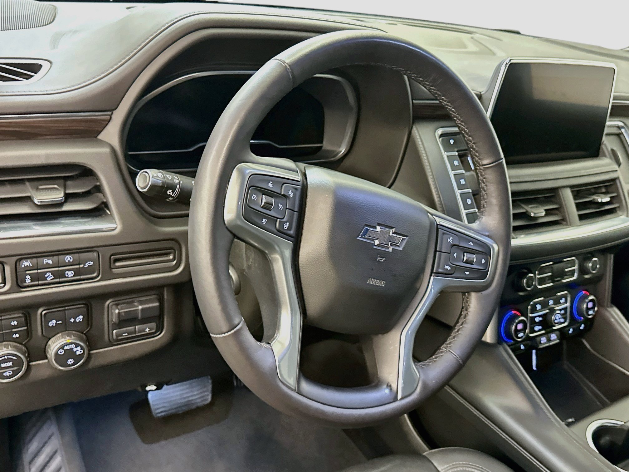 Used 2022 Chevrolet Suburban Z71 w/ Z71 Off-Road Package AWD/4WD image 18