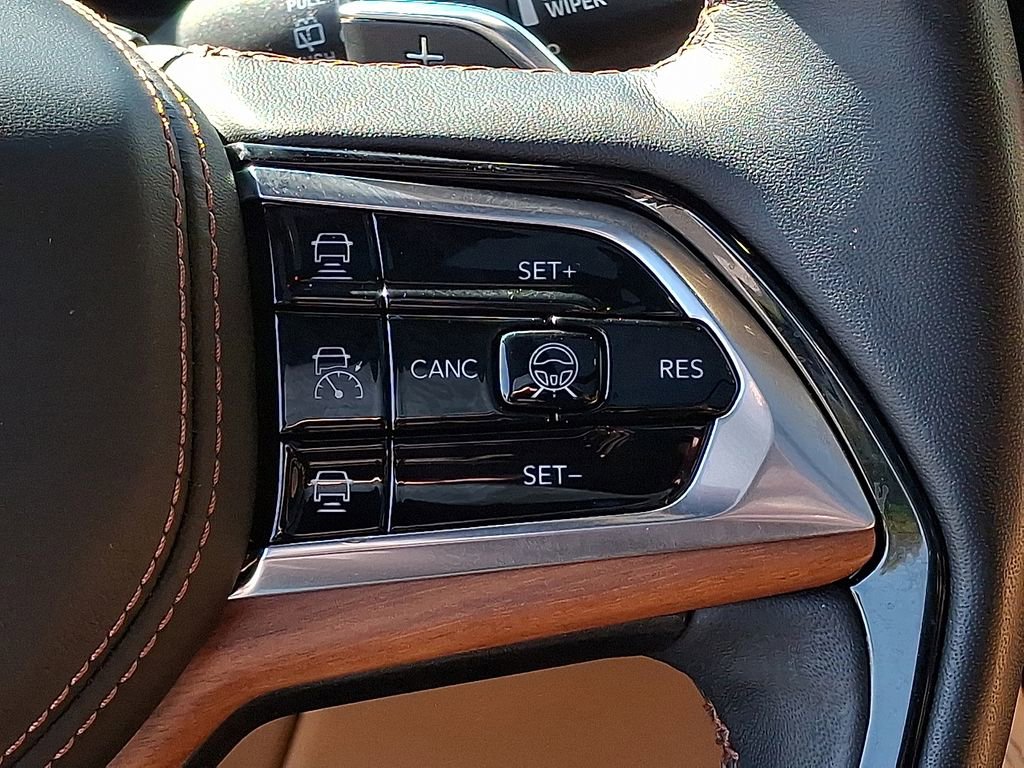 Used 2023 Jeep Grand Cherokee Summit AWD/4WD image 16
