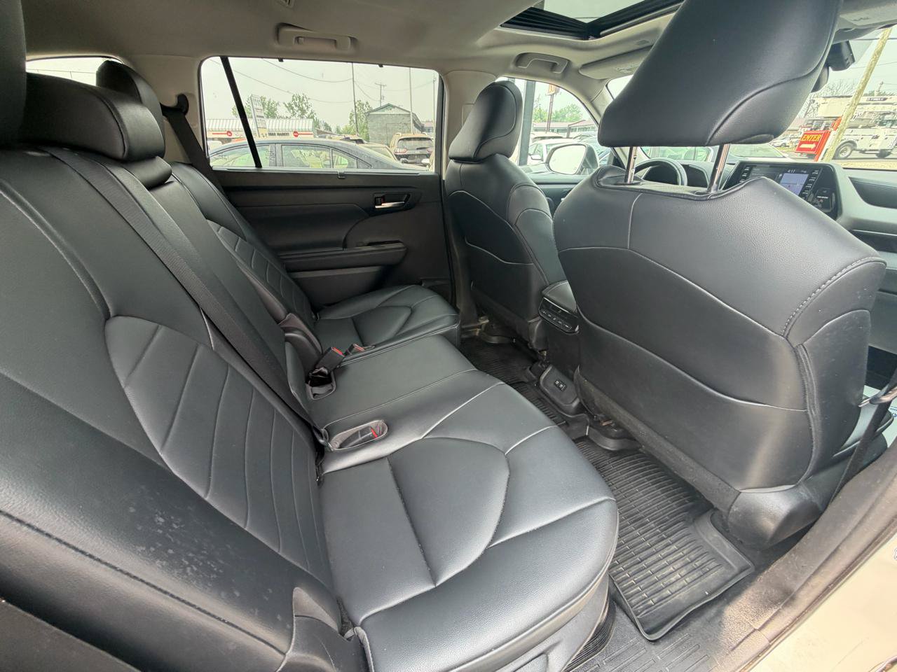Used 2021 Toyota Highlander XLE AWD/4WD image 13
