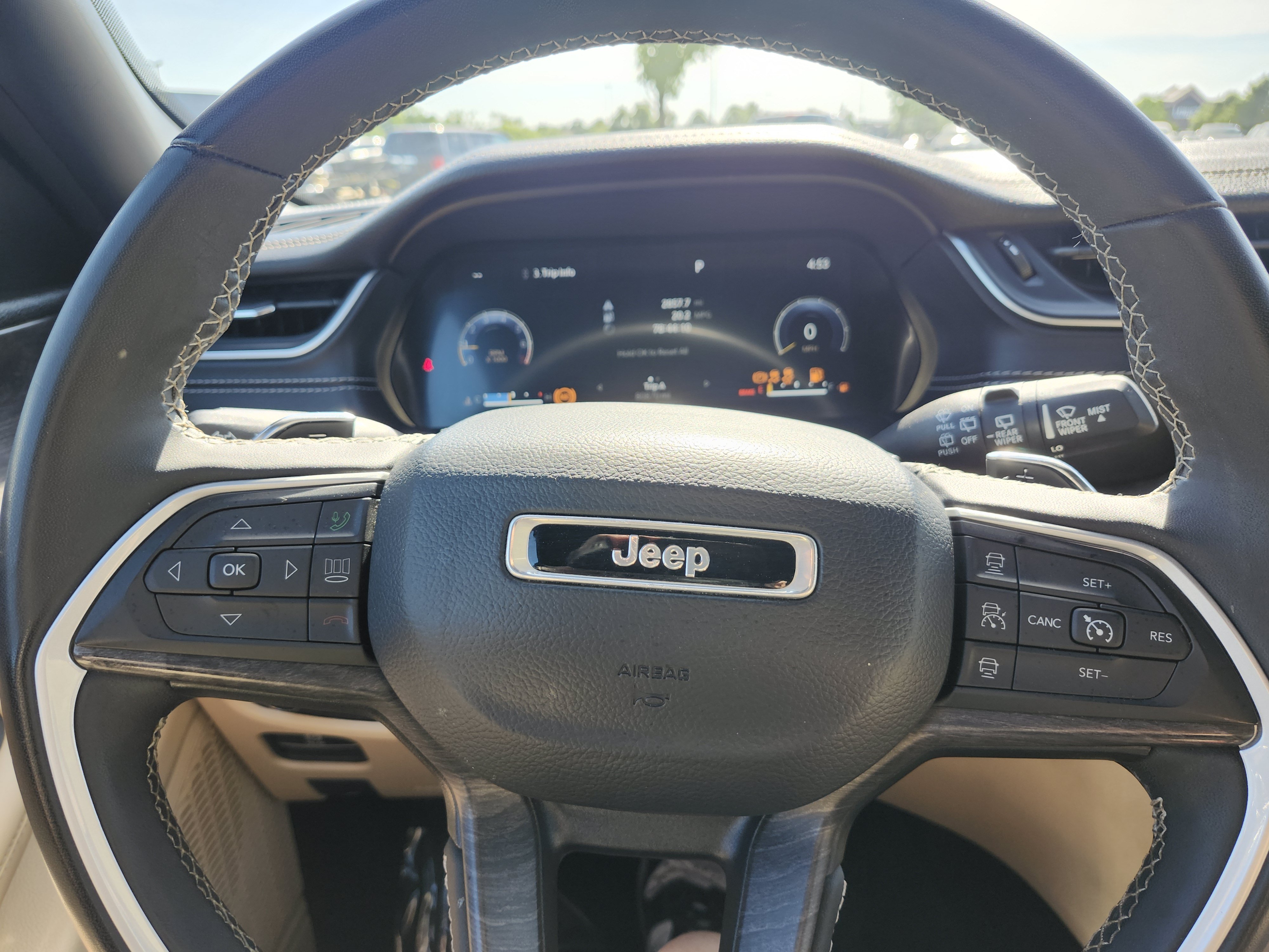 Used 2023 Jeep Grand Cherokee Limited w/ Luxury Tech Group II RWD image 30