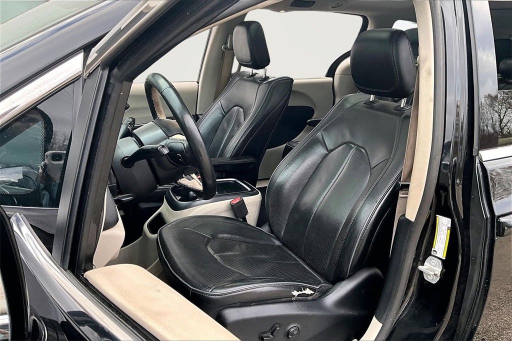 Used 2019 Chrysler Pacifica Limited w/ Tire & Wheel Group image 19
