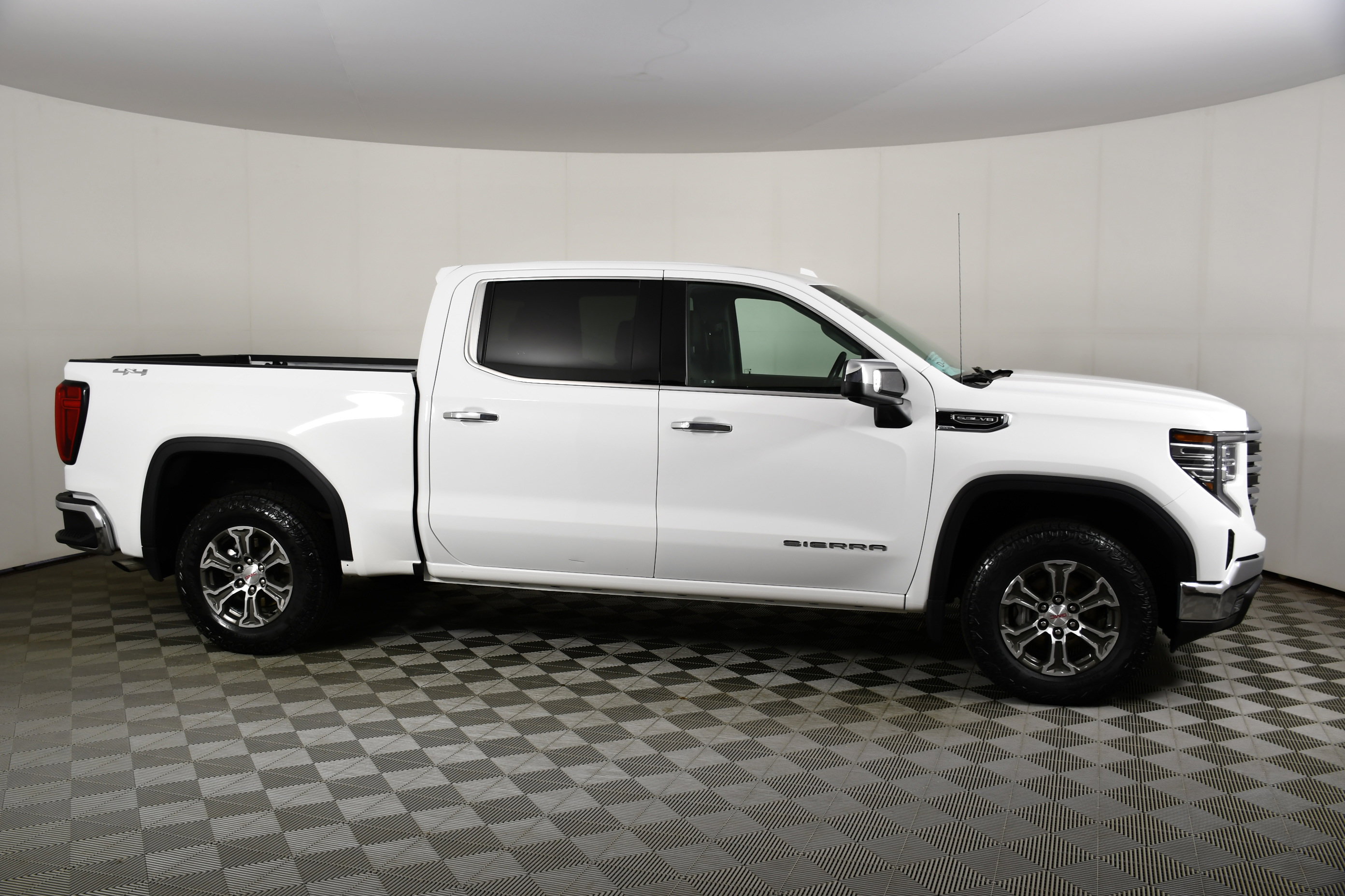 Used 2025 GMC Sierra 1500 SLT image 4