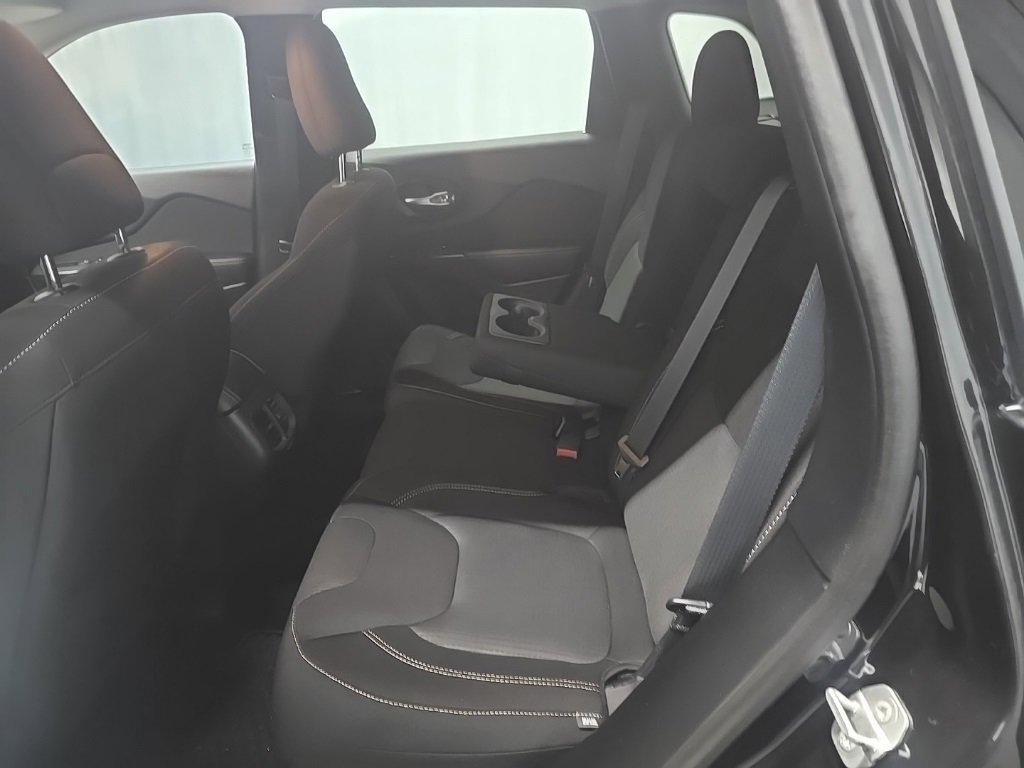 Used 2016 Jeep Cherokee Latitude w/ Cold Weather Group image 12