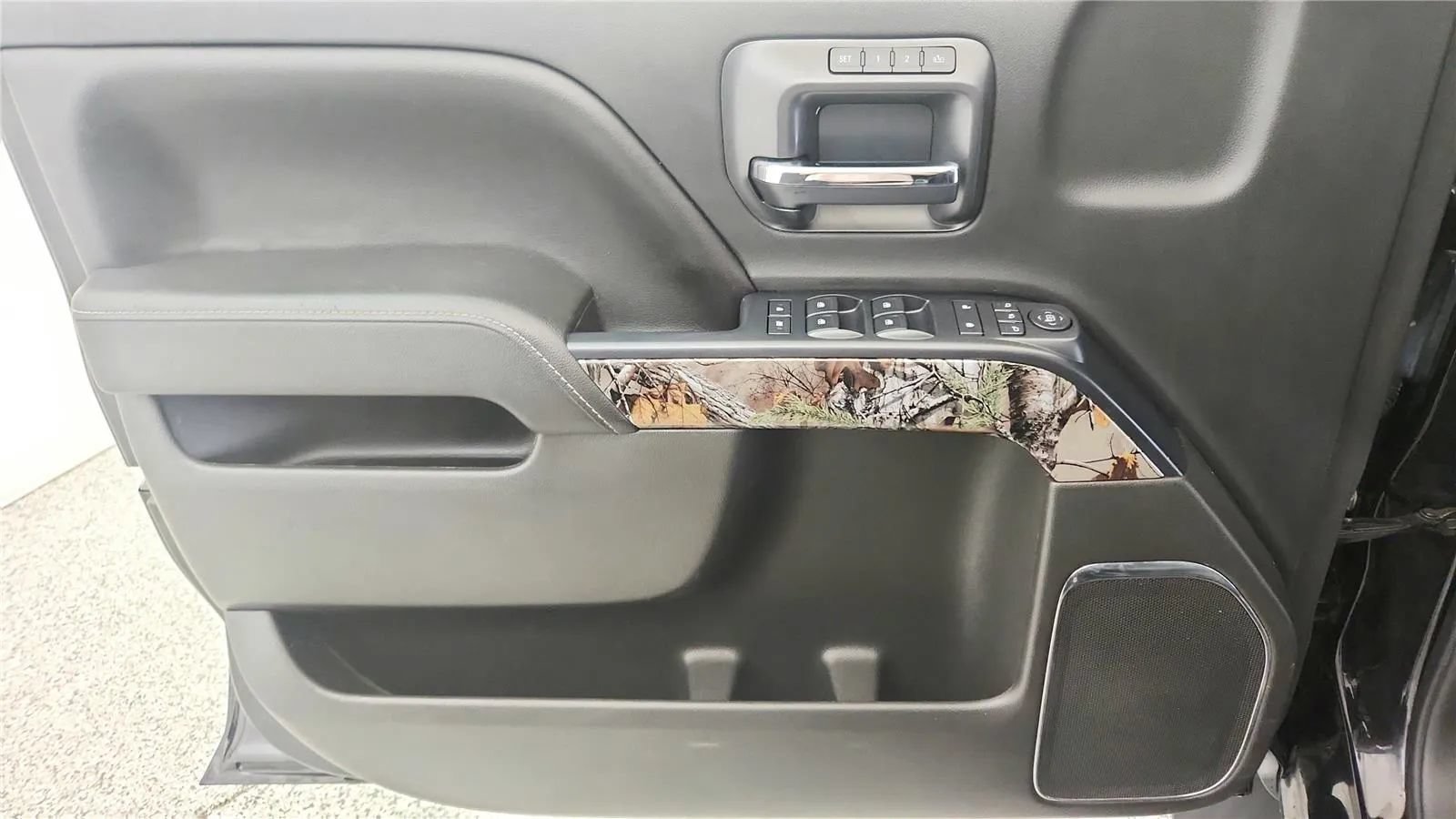 Used 2017 Chevrolet Silverado 1500 LTZ Z71 w/ Realtree Edition AWD/4WD image 32