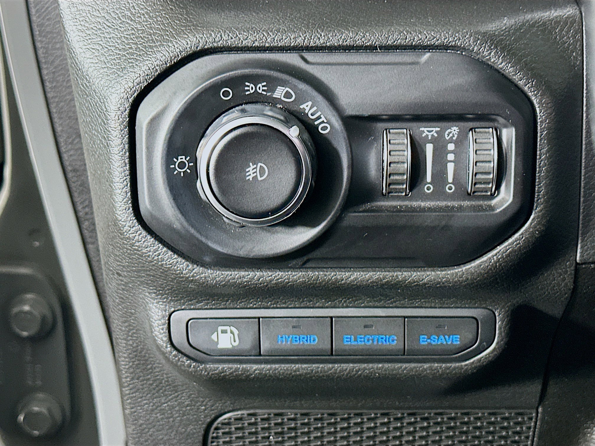 Used 2022 Jeep Wrangler Sahara w/ Cold Weather Group image 16