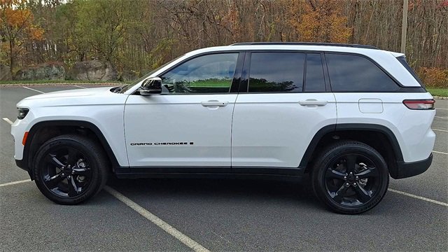 Used 2024 Jeep Grand Cherokee Altitude image 5