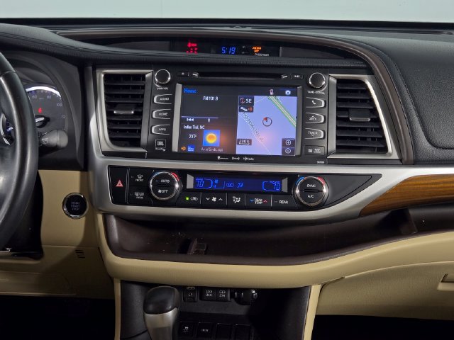 Used 2018 Toyota Highlander Limited FWD image 25