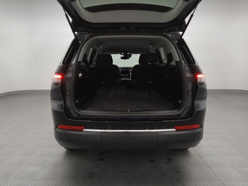 Used 2023 Jeep Grand Cherokee L Laredo image 29