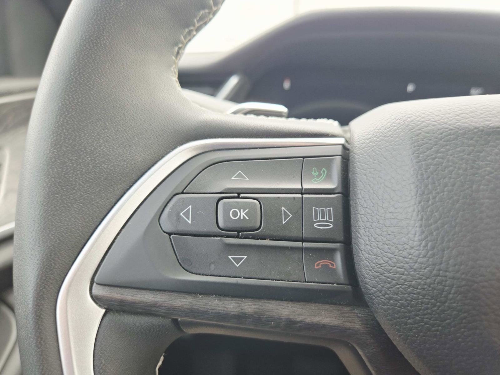 Used 2024 Jeep Grand Cherokee L Limited w/ Black Appearance Package image 23