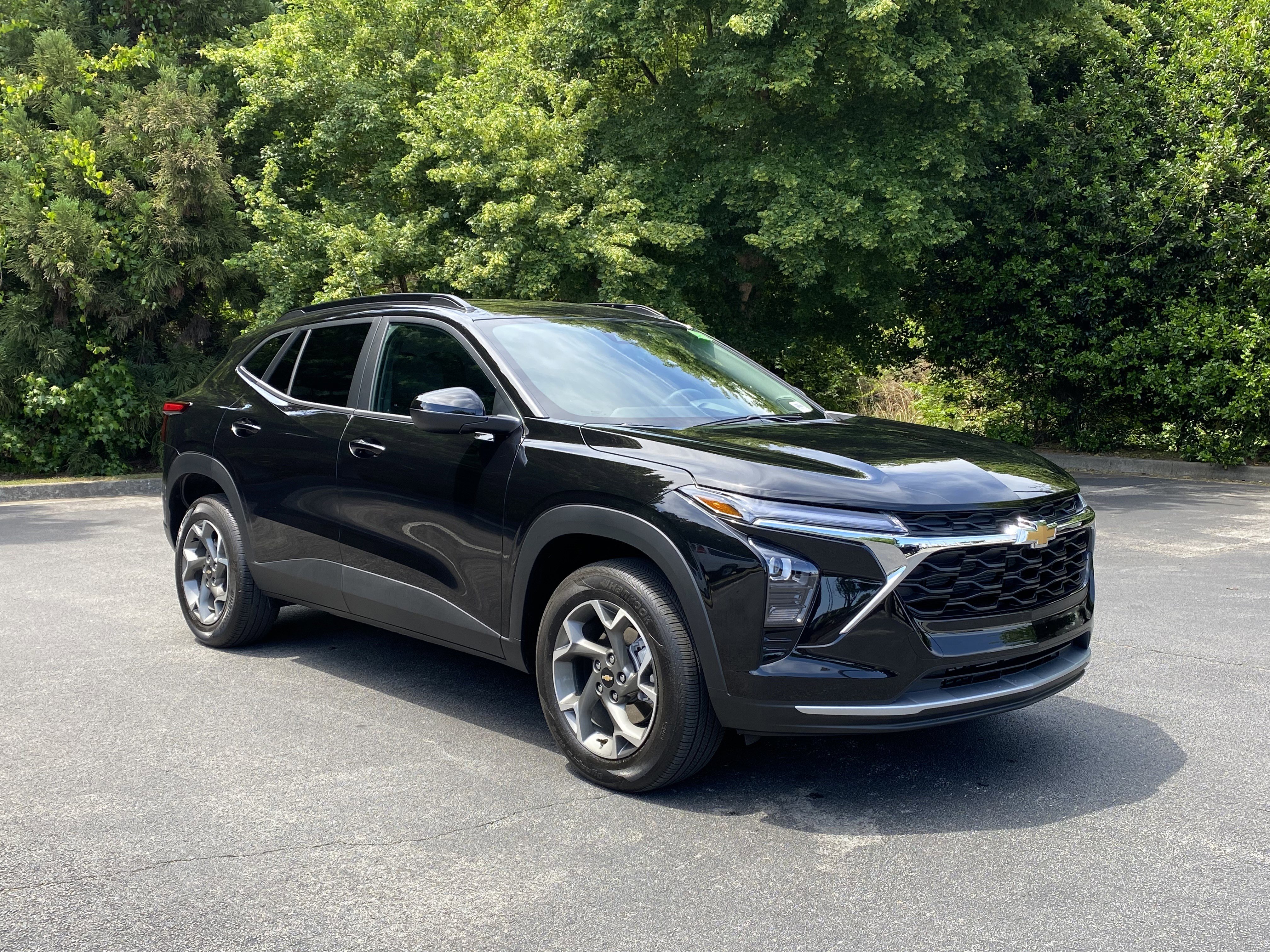 Used 2026 Chevrolet Trax LT w/ LPO, Blackout Package FWD image 2