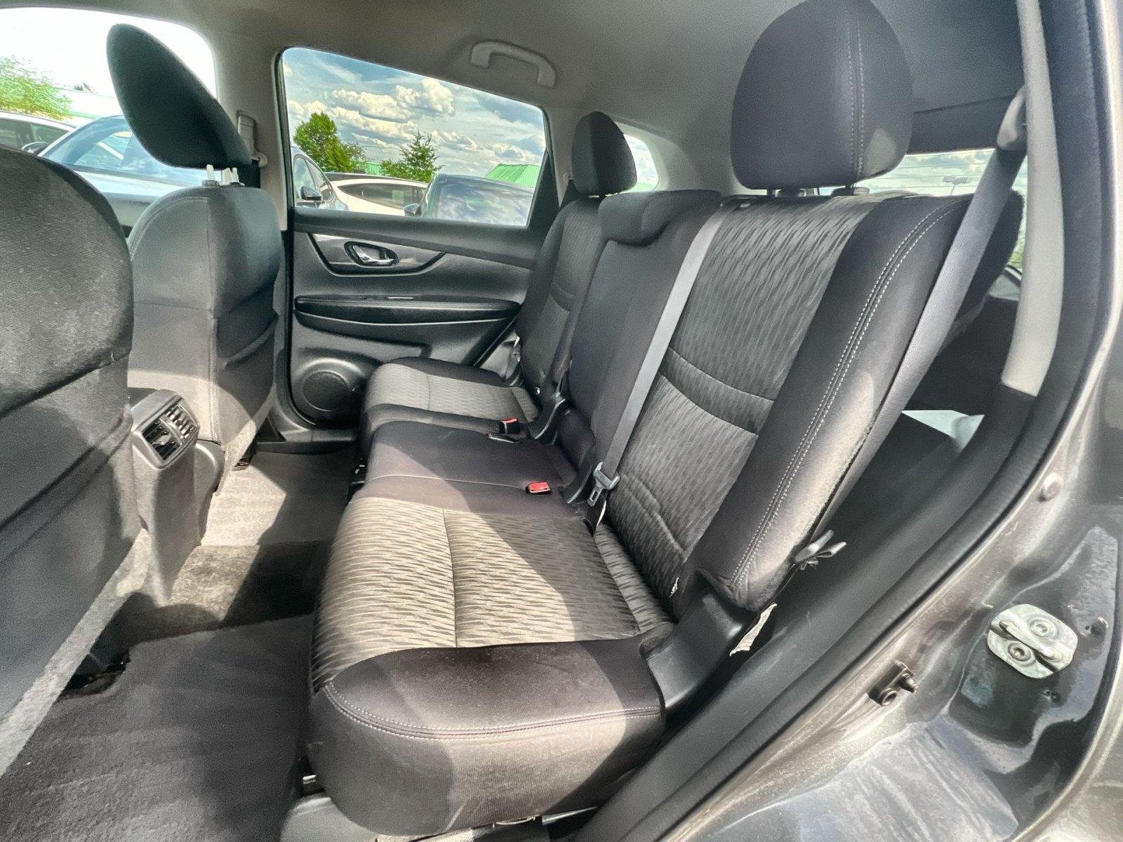 Used 2018 Nissan Rogue SV w/ Premium Package FWD image 32