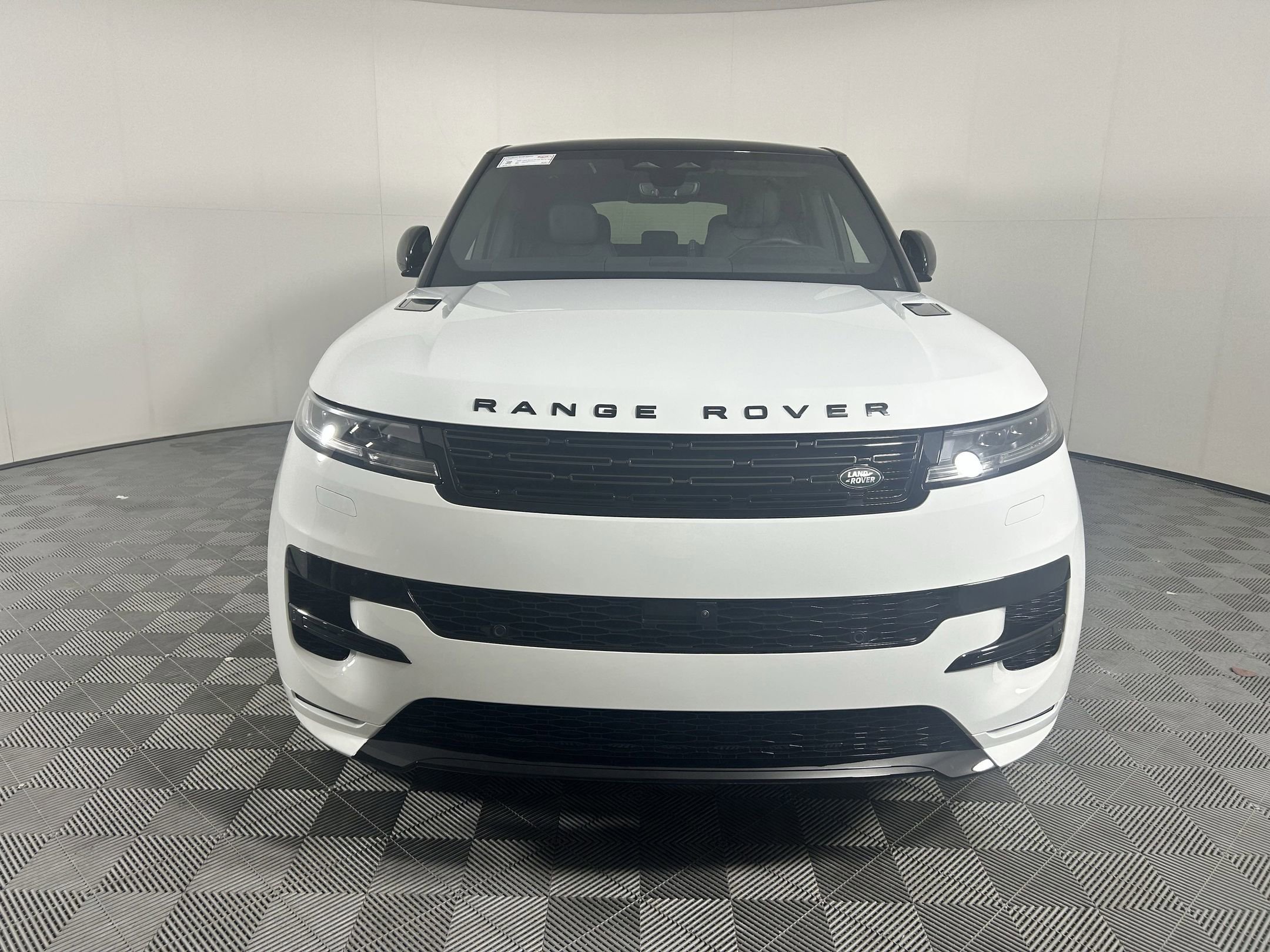 New 2025 Land Rover Range Rover Sport Dynamic SE image 4