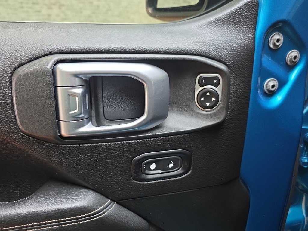 Used 2019 Jeep Wrangler Unlimited Sahara image 24