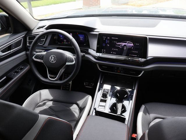 Used 2025 Volkswagen Atlas Peak Edition SE AWD/4WD image 18