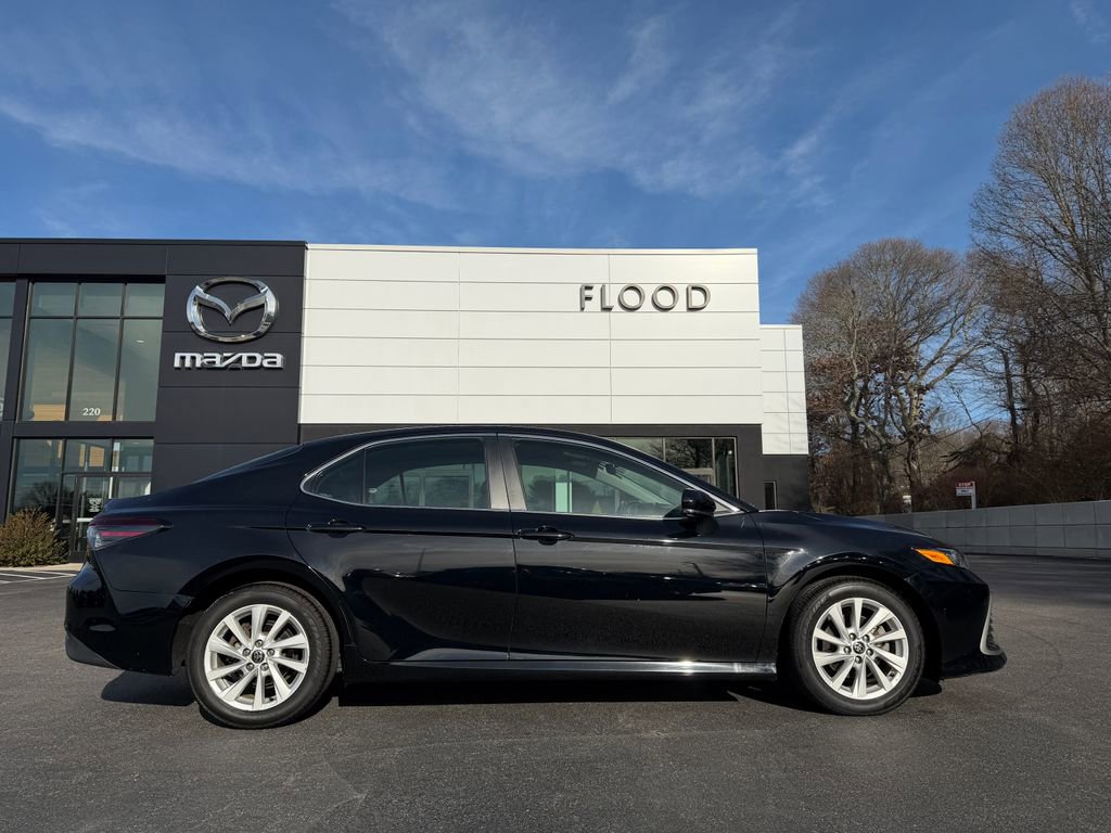 Used 2022 Toyota Camry LE image 8