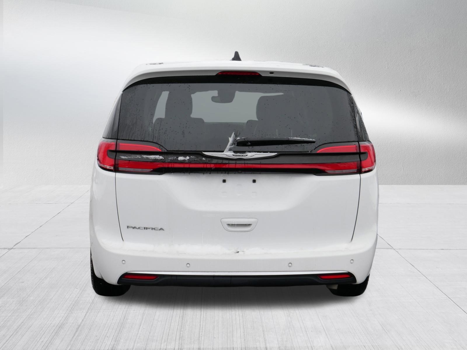 Used 2024 Chrysler Pacifica Touring-L image 6