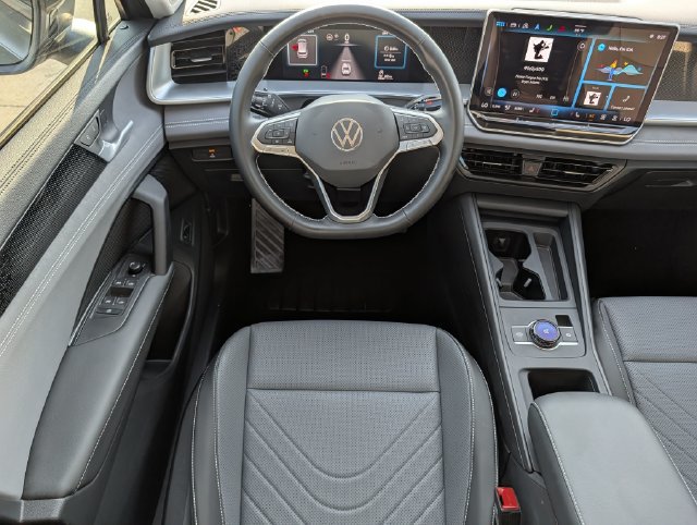 Used 2025 Volkswagen Tiguan SE FWD image 11