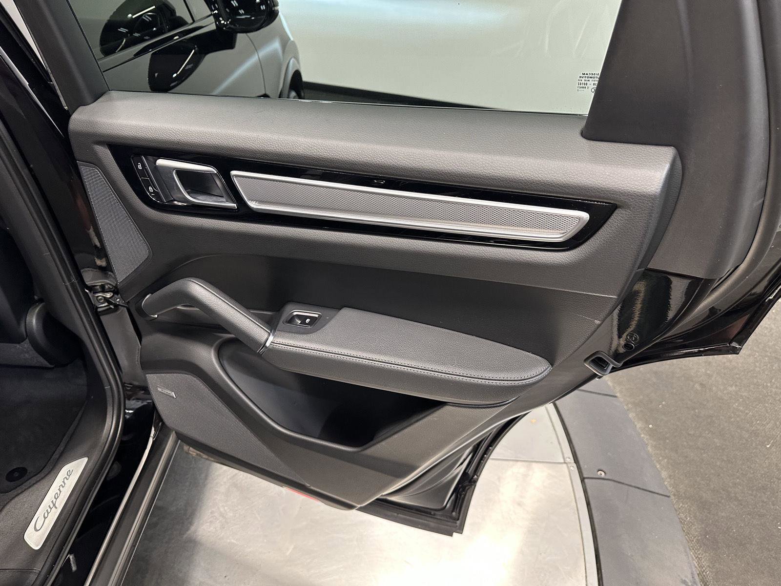 Used 2022 Porsche Cayenne Platinum Edition image 38