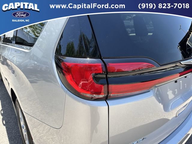 Used 2024 Chrysler Pacifica Touring-L FWD image 15