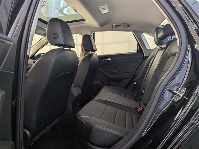 Certified 2022 Volkswagen Jetta SE w/ Panoramic Sunroof Package image 7