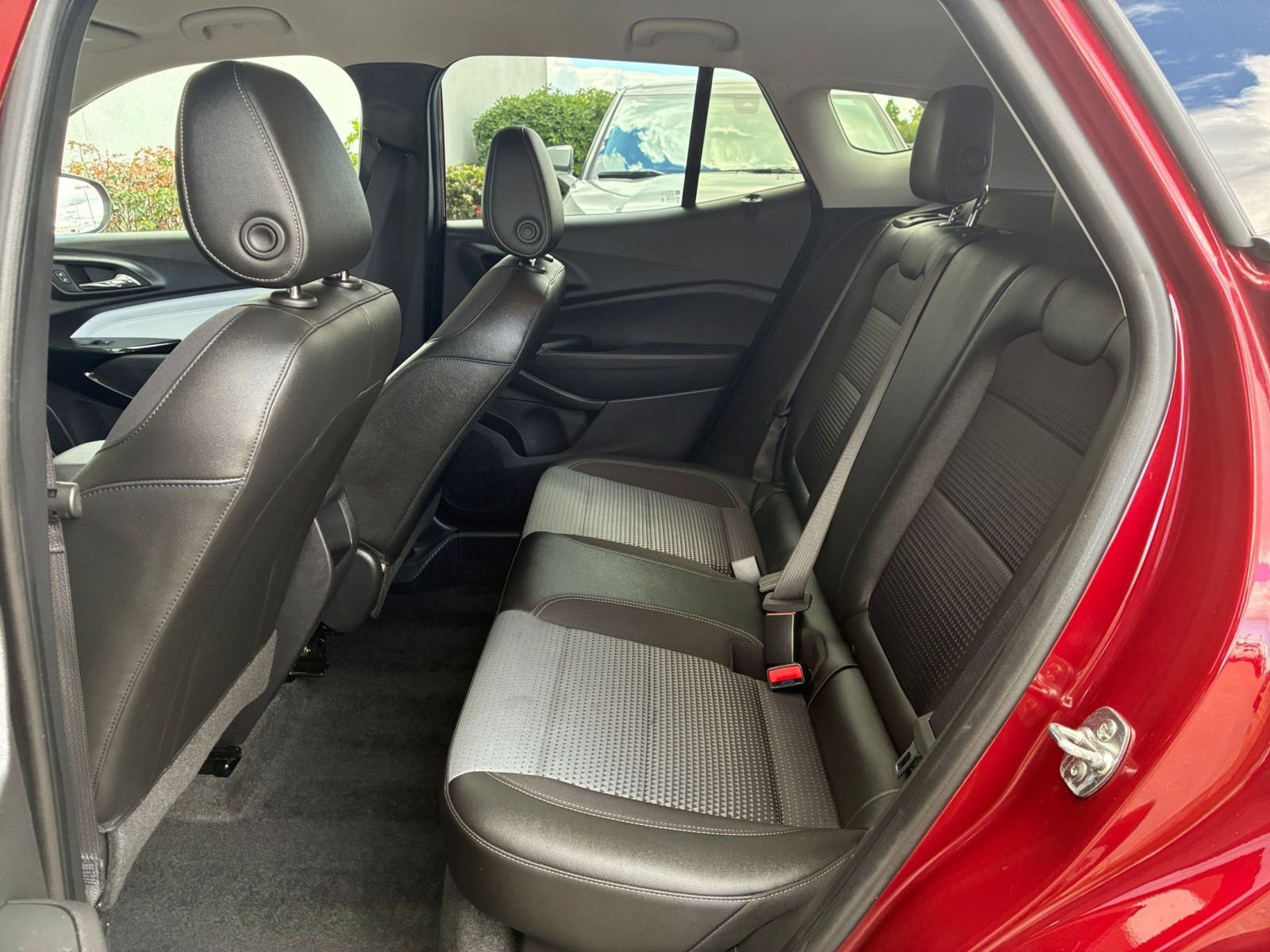 Used 2025 Chevrolet Trax LT FWD image 25