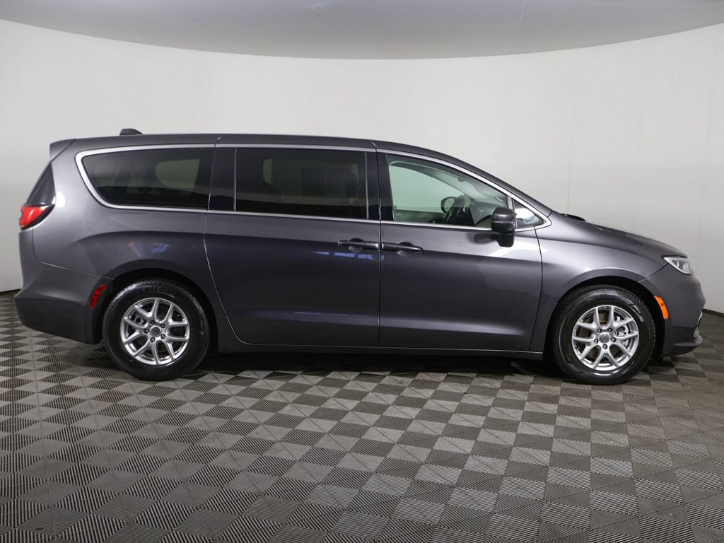 Used 2023 Chrysler Pacifica Touring-L FWD image 17