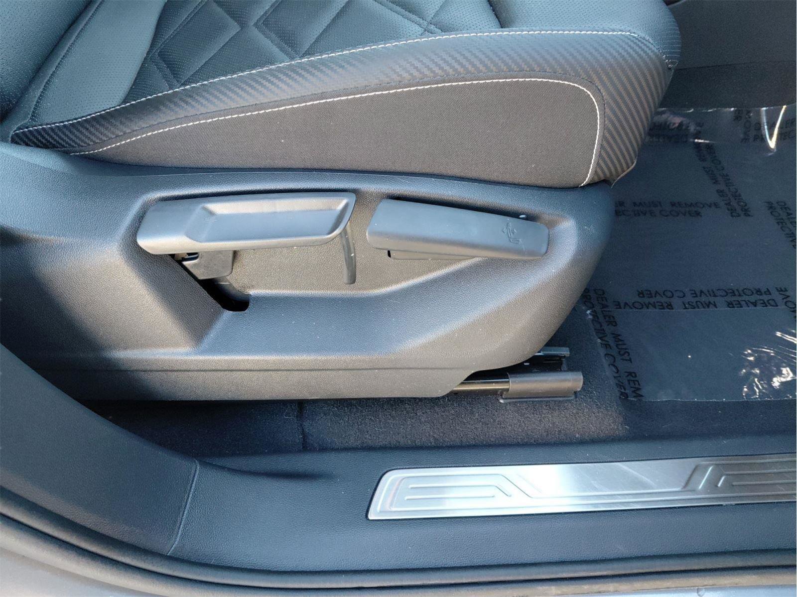 Used 2025 Volkswagen Atlas Cross Sport SE image 17