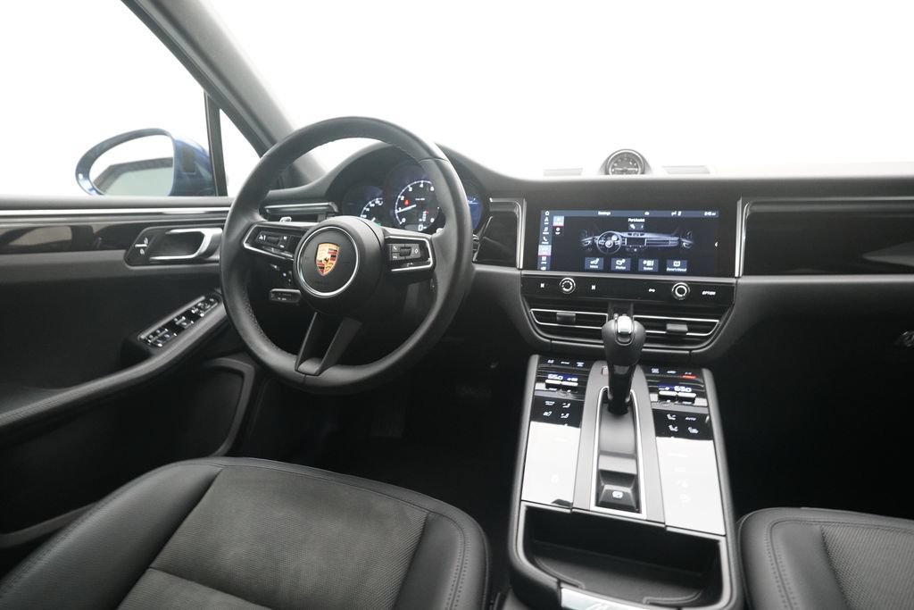 Certified 2022 Porsche Macan AWD/4WD image 17