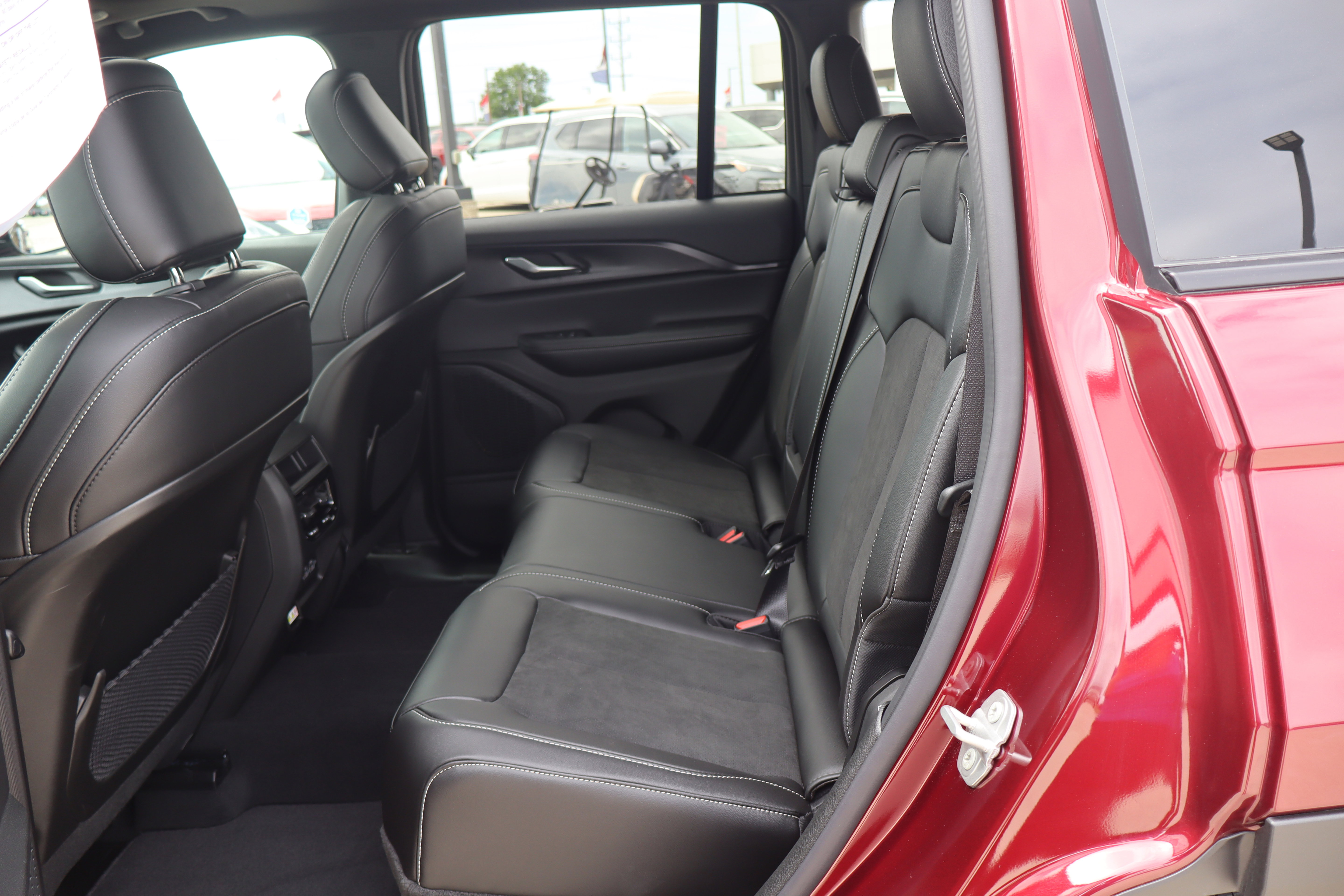 Used 2025 Jeep Grand Cherokee Altitude AWD/4WD image 11