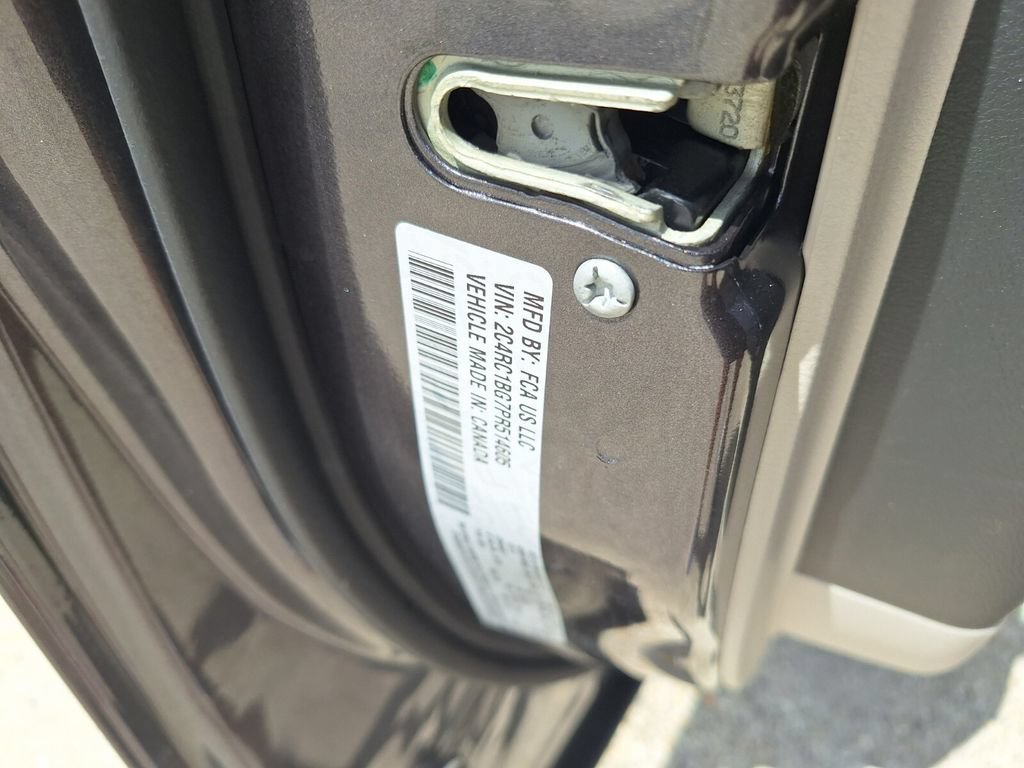 Used 2023 Chrysler Pacifica Touring-L FWD image 31