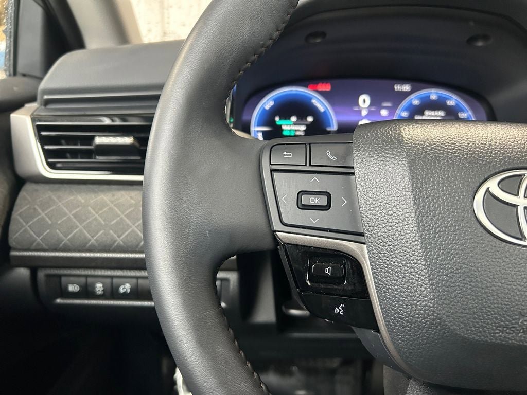 Used 2025 Toyota Camry XLE AWD/4WD image 18