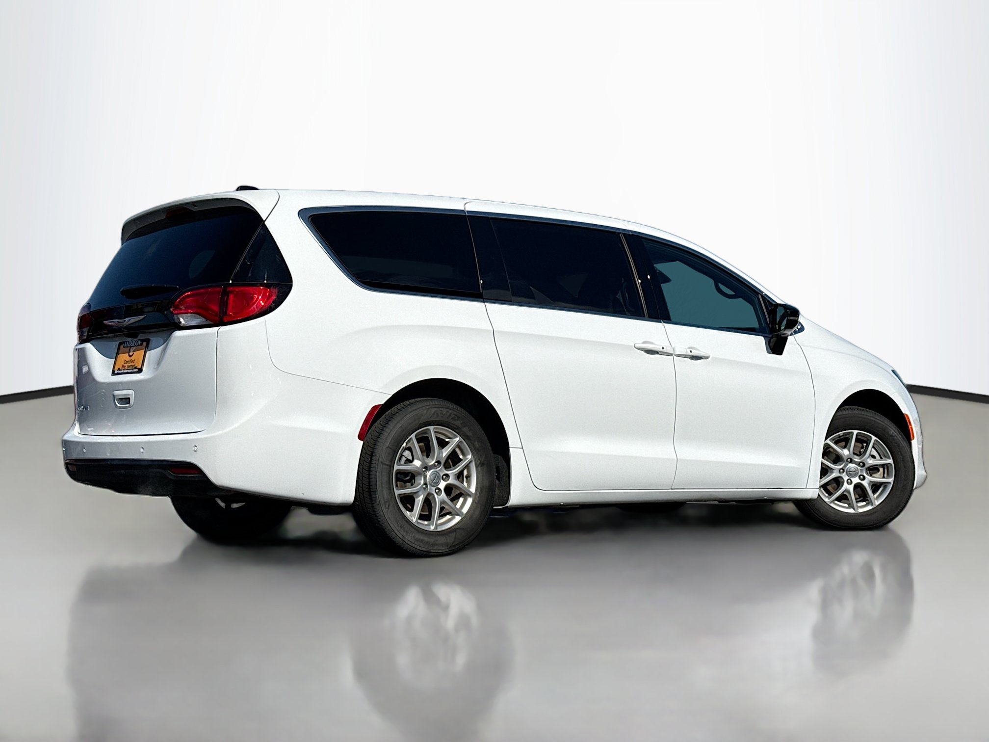 Used 2025 Chrysler Voyager LX FWD image 2