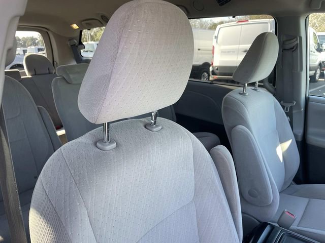 Used 2020 Toyota Sienna LE w/ Carpet Mat Package image 33
