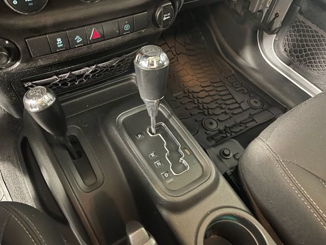 Used 2018 Jeep Wrangler Unlimited Sahara w/ Connectivity Group AWD/4WD image 12