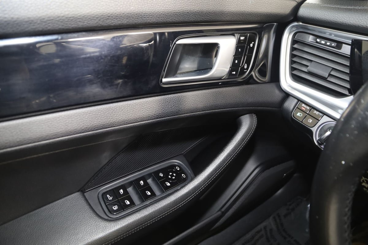 Used 2018 Porsche Panamera 4 AWD/4WD image 39