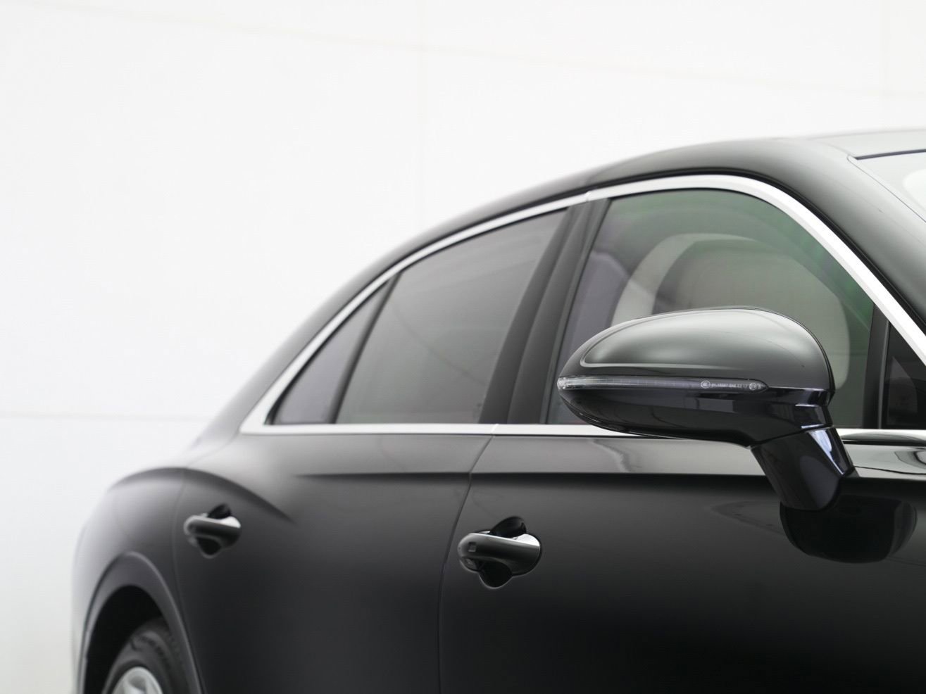 Used 2023 Bentley Flying Spur V8 image 43