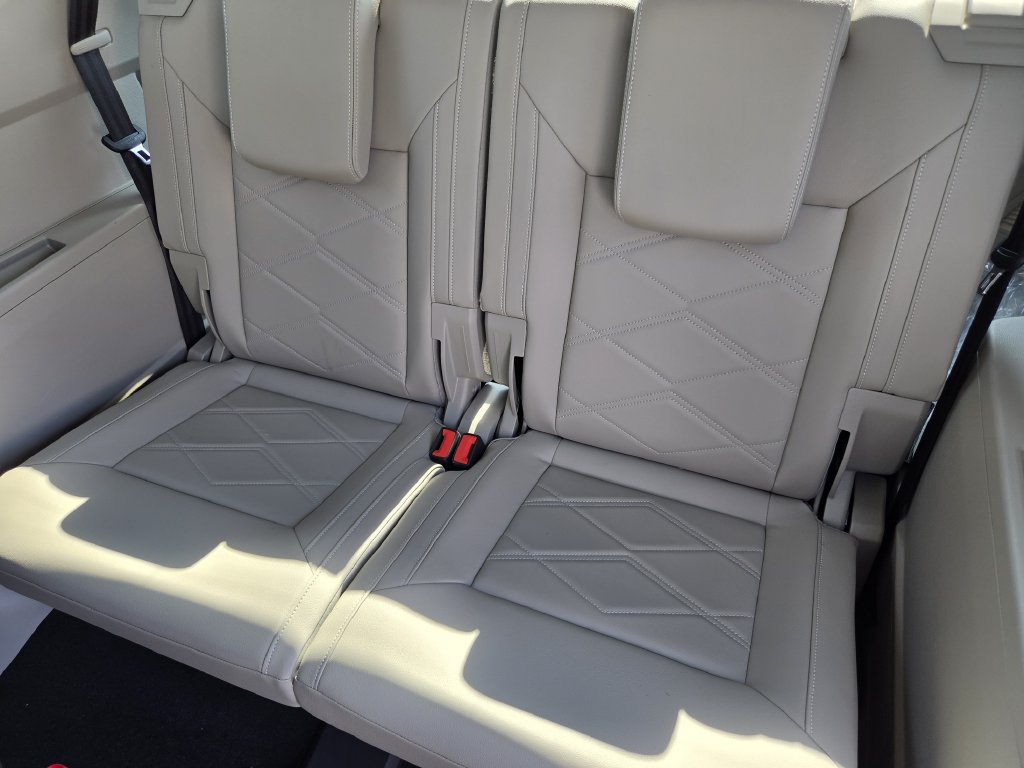 Used 2025 Volkswagen Atlas SE FWD image 24