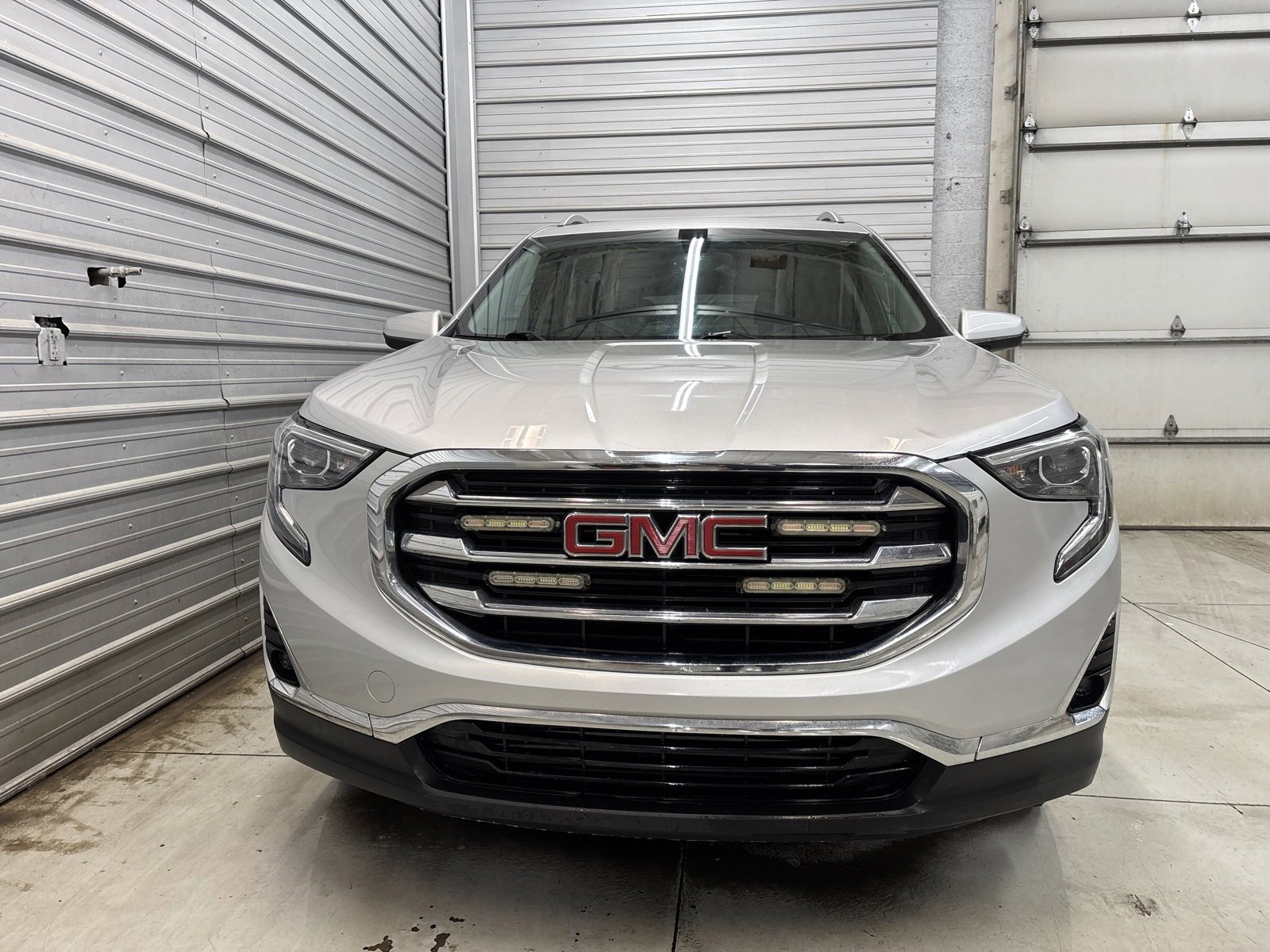 Used 2019 GMC Terrain SLT image 2